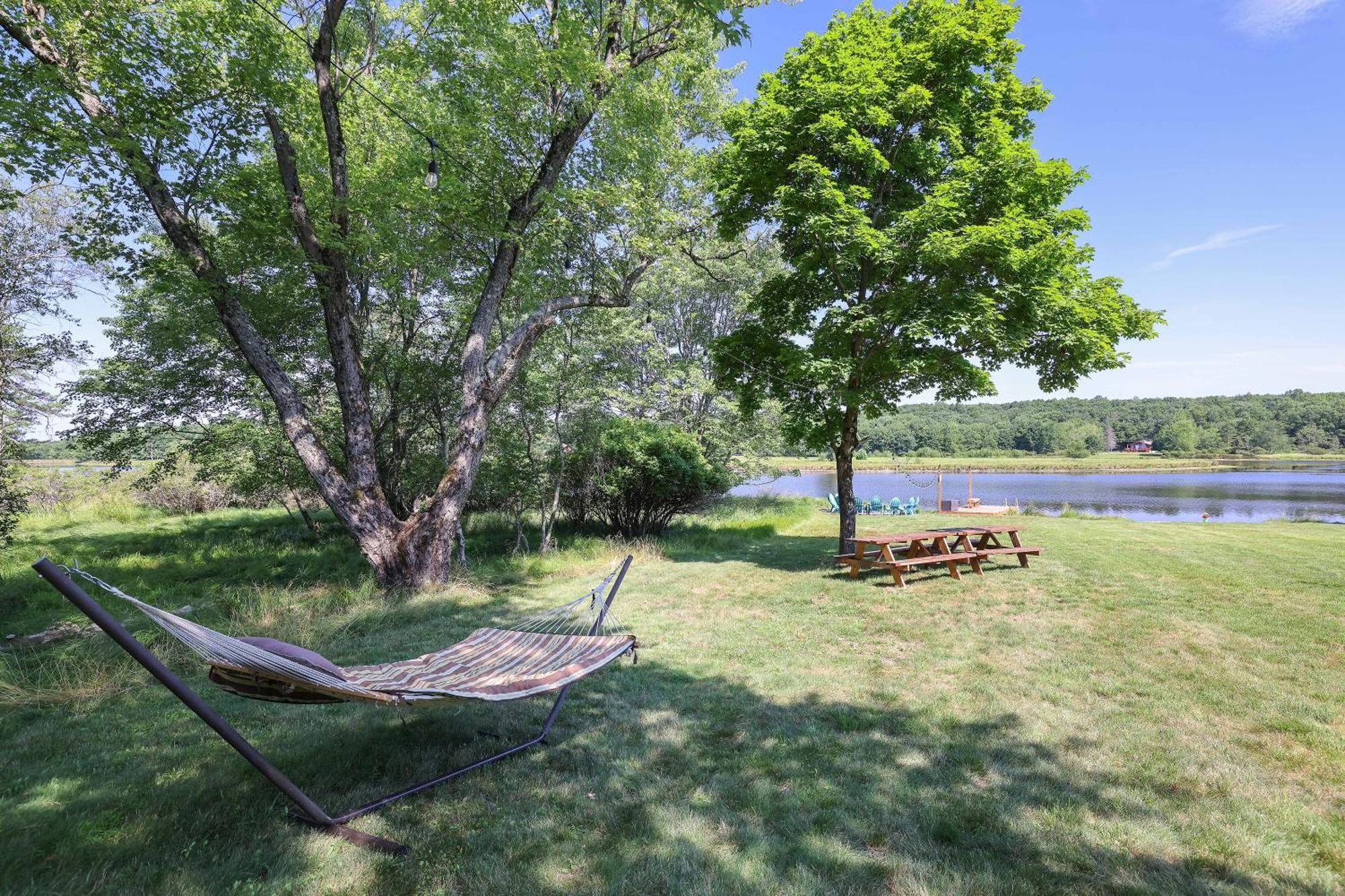 Poconos Brand New Lakefront Oasis 1 Acre, Hottub Gameroom Firepits Talk About Privacy Albrightsville Dış mekan fotoğraf