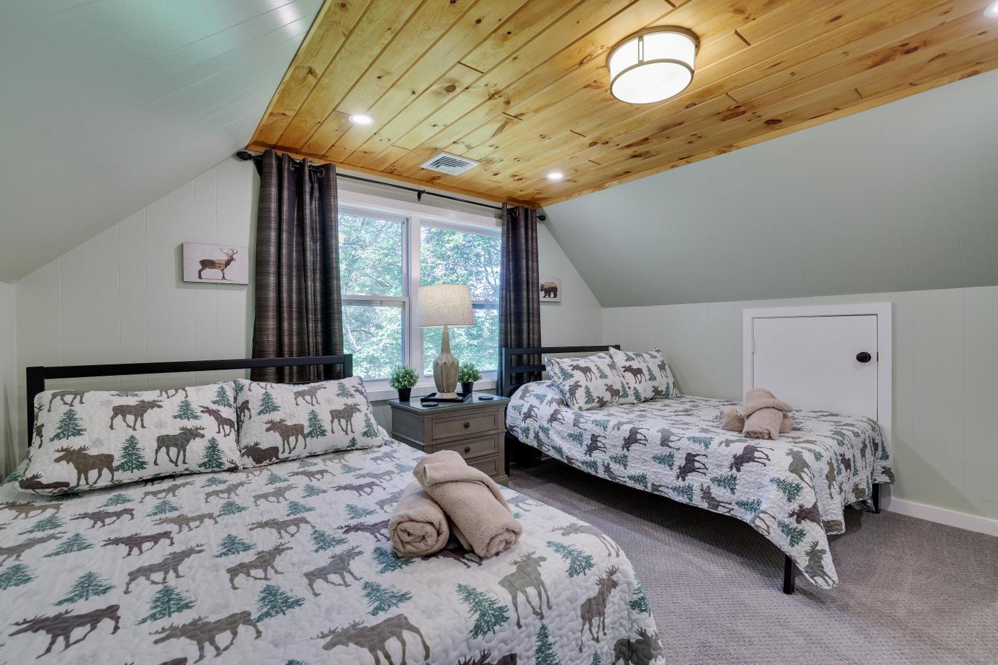 Poconos Brand New Lakefront Oasis 1 Acre, Hottub Gameroom Firepits Talk About Privacy Albrightsville Dış mekan fotoğraf