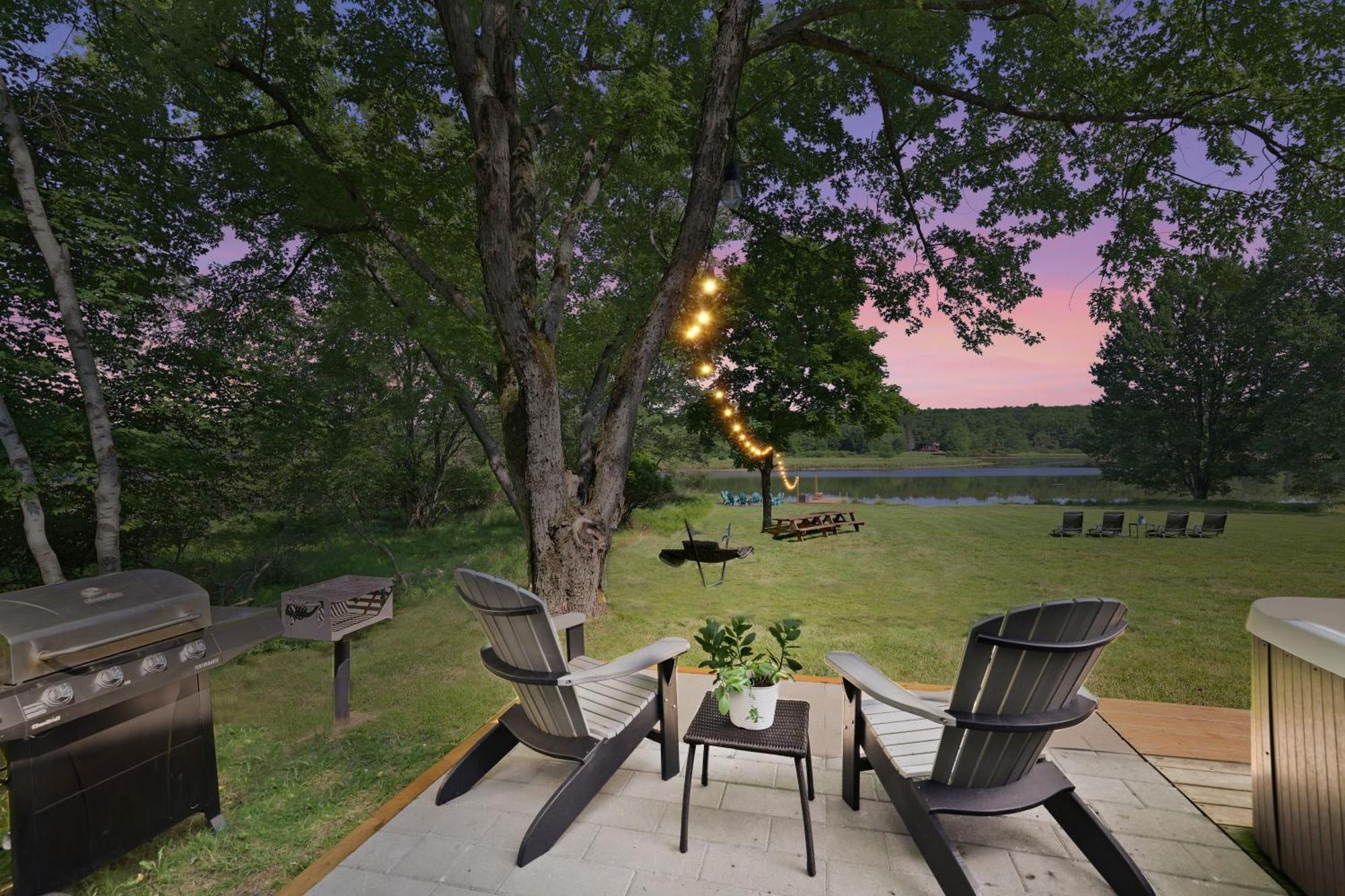 Poconos Brand New Lakefront Oasis 1 Acre, Hottub Gameroom Firepits Talk About Privacy Albrightsville Dış mekan fotoğraf