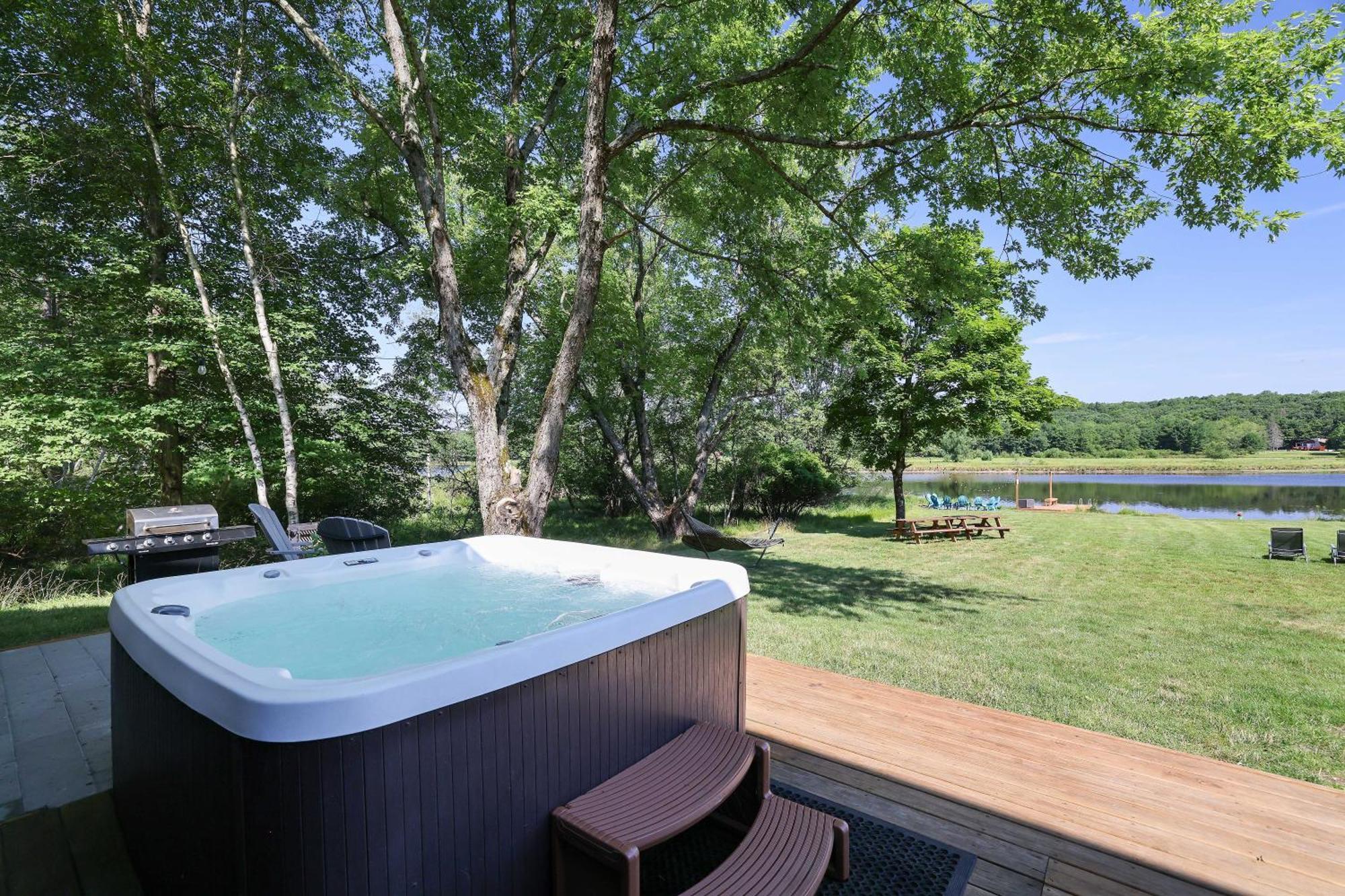 Poconos Brand New Lakefront Oasis 1 Acre, Hottub Gameroom Firepits Talk About Privacy Albrightsville Dış mekan fotoğraf