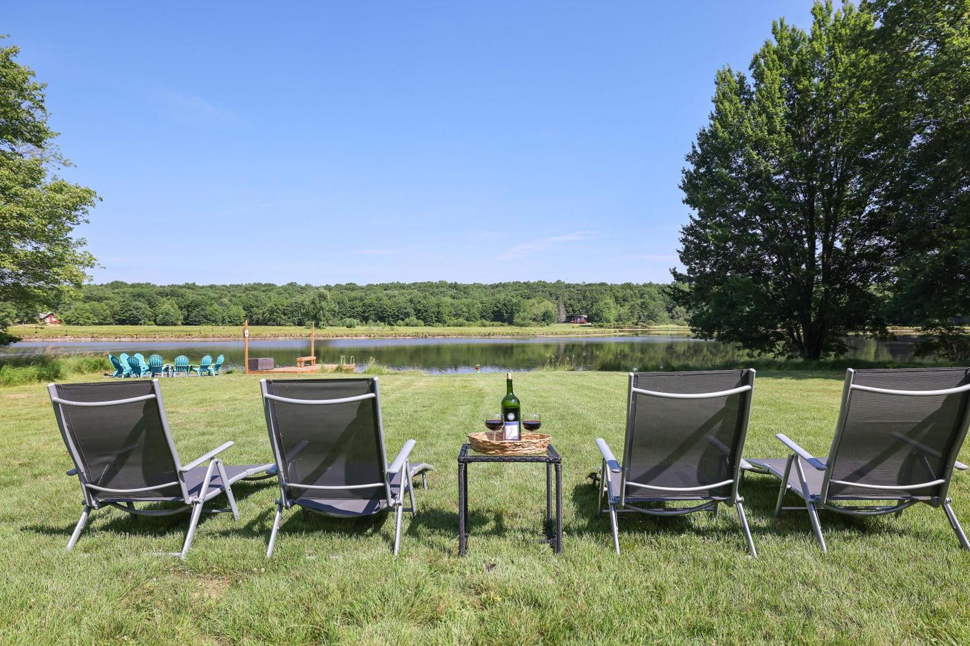 Poconos Brand New Lakefront Oasis 1 Acre, Hottub Gameroom Firepits Talk About Privacy Albrightsville Dış mekan fotoğraf